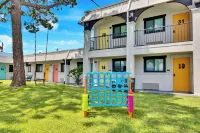 Hotel McCoy - Art, Libations, Pool Society