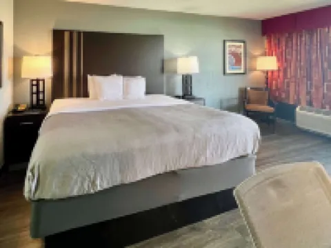 Quality Inn & Suites Gulf Breeze Bayside Near Pensacola Beach Hotels in Gulf Breeze