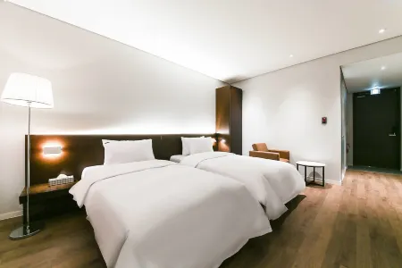 Golden River Hotel Отели рядом со станцией Станция Гуанмьён