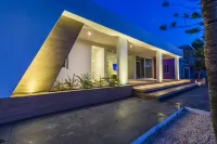 Boca Catalina Modern Villa - Private Pools