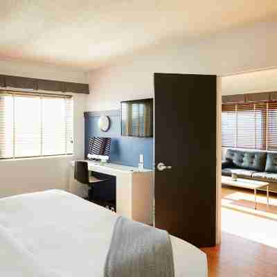 Le Dauphin Montréal-Longueuil Rooms