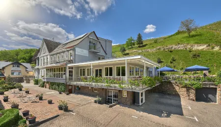 Hotel Weinberg-Schlößchen Отели рядом с достопримечательностью «Зоопарк Рейнбёллен ГмбХ»