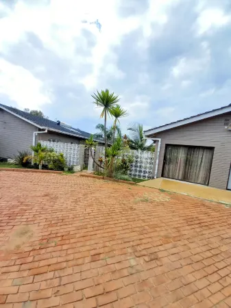 Las Palmas Guest House Отели в г. Хараре