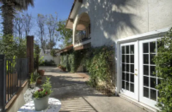 Lakehouse Bed and Breakfast