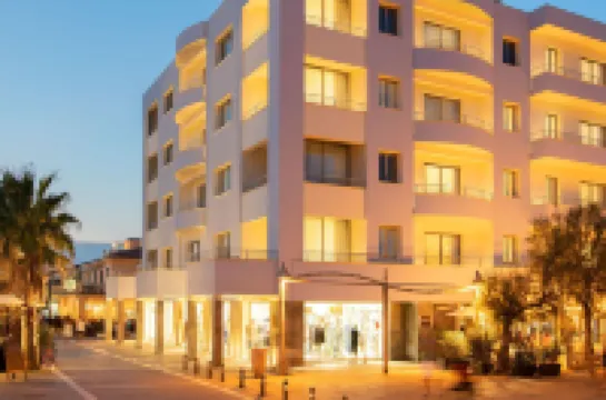 Palace Lido Hotel & Suites