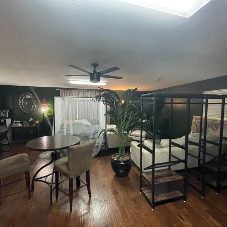 Woodsy Loft near I-10