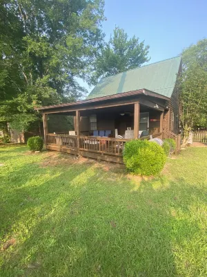 The Lilly Pad Getaway in the middle of Pickwick. 5 mins from Pickwick state park Hotels near Pickwick Landing State Park