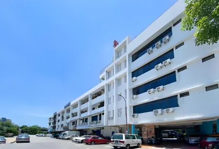 B-Hotel Отели рядом с достопримечательностью «Homestay Penang Palm Court»
