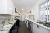 Charming 4-Bed Guest House in Salford Hotel di Pendlebury