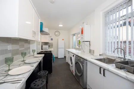 Charming 4-Bed Guest House in Salford