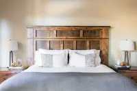 Klamath by AvantStay Premier Lakeside Cabin w Spa Fire Pit Lake Views