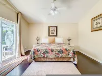 Family Retreat w Pool, Games & Kids' Play Space - balcony