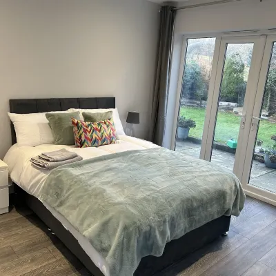 The Coniston Rooms Hotel dekat Stasiun Garston
