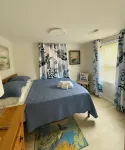 Beautifully remodeled 2 Bedroom Cottage,fenced yard, short walk to the beach. 클램 셸 퍼블릭 비치 액세스 주변 호텔