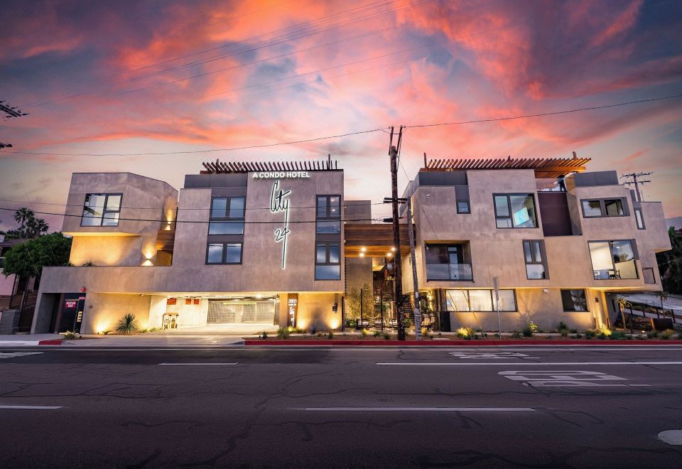 윈덤 샌디에이고 베이사이드의 다이닝 공간