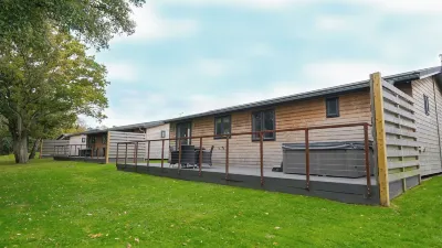 Warren Wood Country Park Hotels near Bluecaps secure dog walking field
