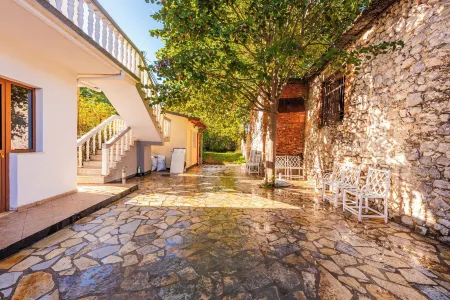 ApartHotel by the Lake in the Beautiful Shiroka Отели рядом с достопримечательностью «Мечеть Абу-Бекр»