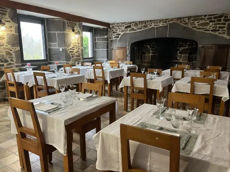 Gîte-Auberge du Pont de Lanau Отели в г. Шодз-Эг