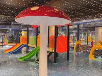 Yellow Bee Resort Cililitan Hotels near Cawang