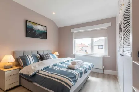 Buckingham House - Spacious 3-bedroom Отели рядом с достопримечательностью «Globe Arena»