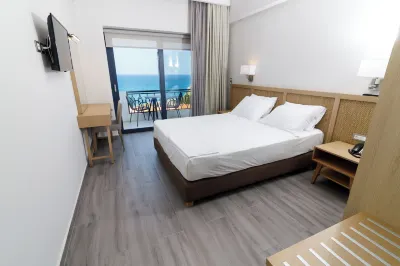 Elegant Beach Hotel Hôtels à proximité de : Sani Beach