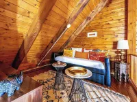 Private, Modern, Pet-Friendly Log Cabin Getaway on 6 Acres, Ξενοδοχεία στην πόλη Marbletown