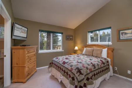 Seasonal Pool, Hot Tub, Great Kitchen - Stunning Mountain Retreat