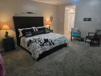 Two-bedroom townhome in a quiet neighborhood with private parking and Wi-Fi.