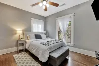 Home by the river, 5 Bedrooms, 5-minute walk to Children Museum, POOL TABLE! - Boutique