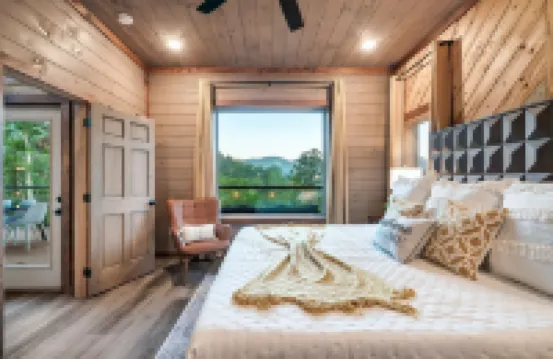 LUX Modern Cabin-VIEW- Privacy-Hot Tub-Heated Pool-Fire pit-Game room-Sleeps 20+