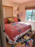 Artistic home and gardens  Just a stones throw to Roosevelt Lake.