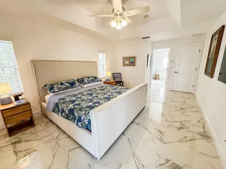 3-Bedroom Waterfront Pool House in Manatee Bay. Byob: Bring Your Own Boat