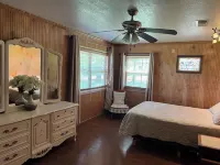 Charming Cottage in Gulfport Overlooking 2 Beautiful Pondswifipet Friendly