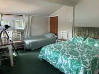 Charming 2-bedroom waterfront cottage in welcoming Barrington with deck and WiFi