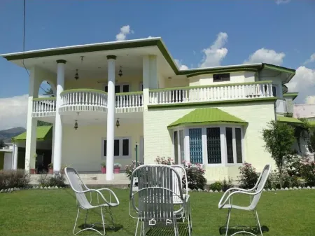 Exclusive Guest House Отели рядом с достопримечательностью «Университет Инжиниринг & Текнолоджи Абботтабад Кампус»