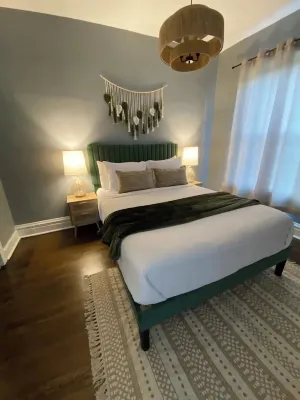 Luxurious 3 Bedroom Apartment in Chicago Hotels in Andersonville