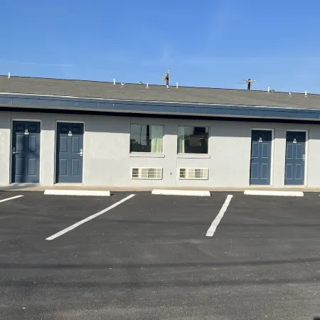 Broadway Inn Motel Отели рядом с достопримечательностью «Художественный музей Макней»