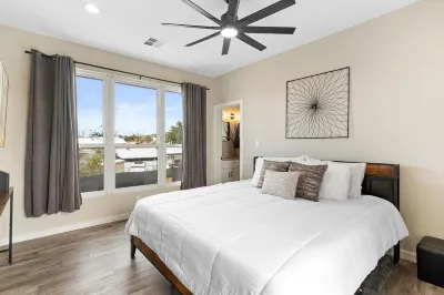 Charming 2-bedroom townhome in wonderful Downtown Albuquerque with Wi-Fi, AC,