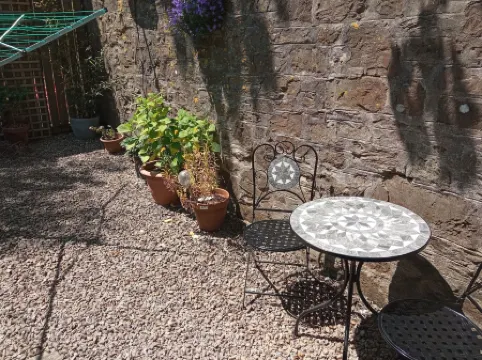 Cozy Courtyard Apt Explore & Relax Free Parking