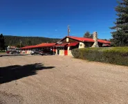 Historic Mora Inn & RV Park فنادق في 