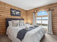 Lakeside Log Cabin w/Firepit, Dock, King Bed, Game Room, Scenic Relaxation 백스터 호텔