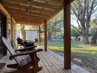 3 Sisters Crossroads Cottage with Big Porch, close to Lost Maples