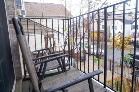 Urban Oasis: Spacious 3BR 2BA Patio Oasis Near NYC, EWR &American Dream Mall Отели рядом с достопримечательностью «New Jersey Performing Arts Center»