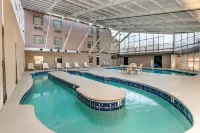 Sleep Inn & Suites Near Sports World Blvd - مسبح
