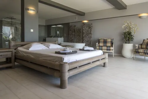 Property 480m2, sea view, heated swimming pool 6 bedrooms, 6 bathrooms, 3mn from the beach