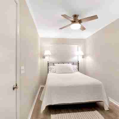 3 min walk to Folly Field Beach Modern & Fun 1bdrm Rooms
