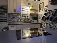 Lovely 1 bedroom condo, King bed, walking distance to the beach, family friendly