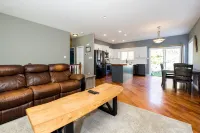 Bright 3 Bedroom Home with Home Theater Các khách sạn ở Sông Campbell