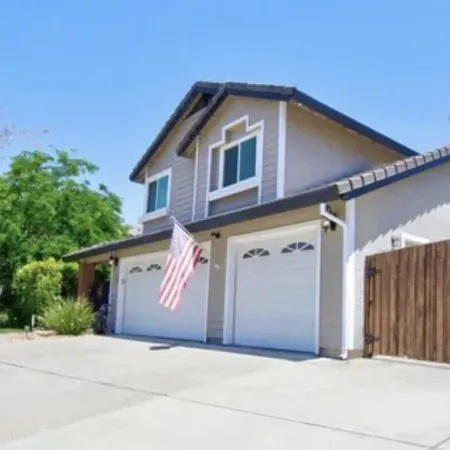 Spacious 4 Br Home, with Fireplace, Wet Bar, Pool, & Indoor Jacuzzi Tub.
