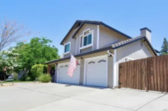 Spacious 4 Br Home, with Fireplace, Wet Bar, Pool, & Indoor Jacuzzi Tub.